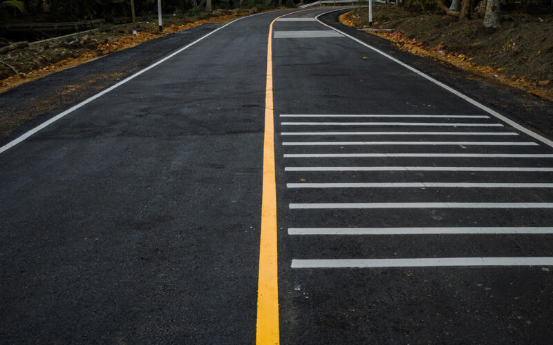 Arti Tanda Garis Marka Jalan yang Harus Kamu Ketahui